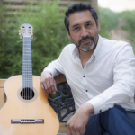 Guitarrista Esteban Espinoza interpretando en el Museo de Artes Visuales MAVI UC