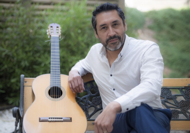 Guitarrista Esteban Espinoza interpretando en el Museo de Artes Visuales MAVI UC