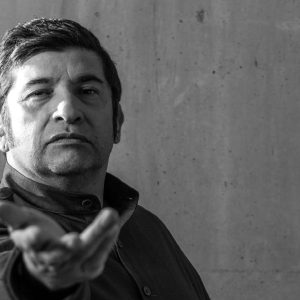 Escenario con módulos teatrales para la obra El prestamista en el Centro Cultural Las Condes