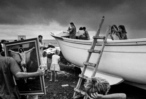 Fotografías de festivales chilenos en la exposición Remanencias locales
