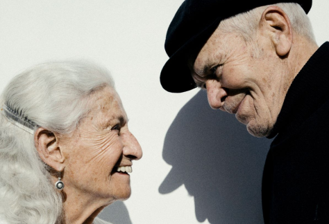 Eduardo Barril y Luz Jiménez en escena durante la obra de teatro en el Teatro Camino