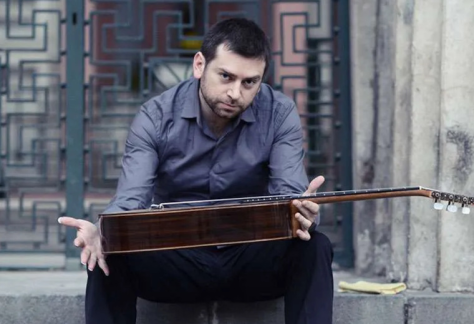 Guitarrista José Antonio Escobar interpretando su programa de variaciones