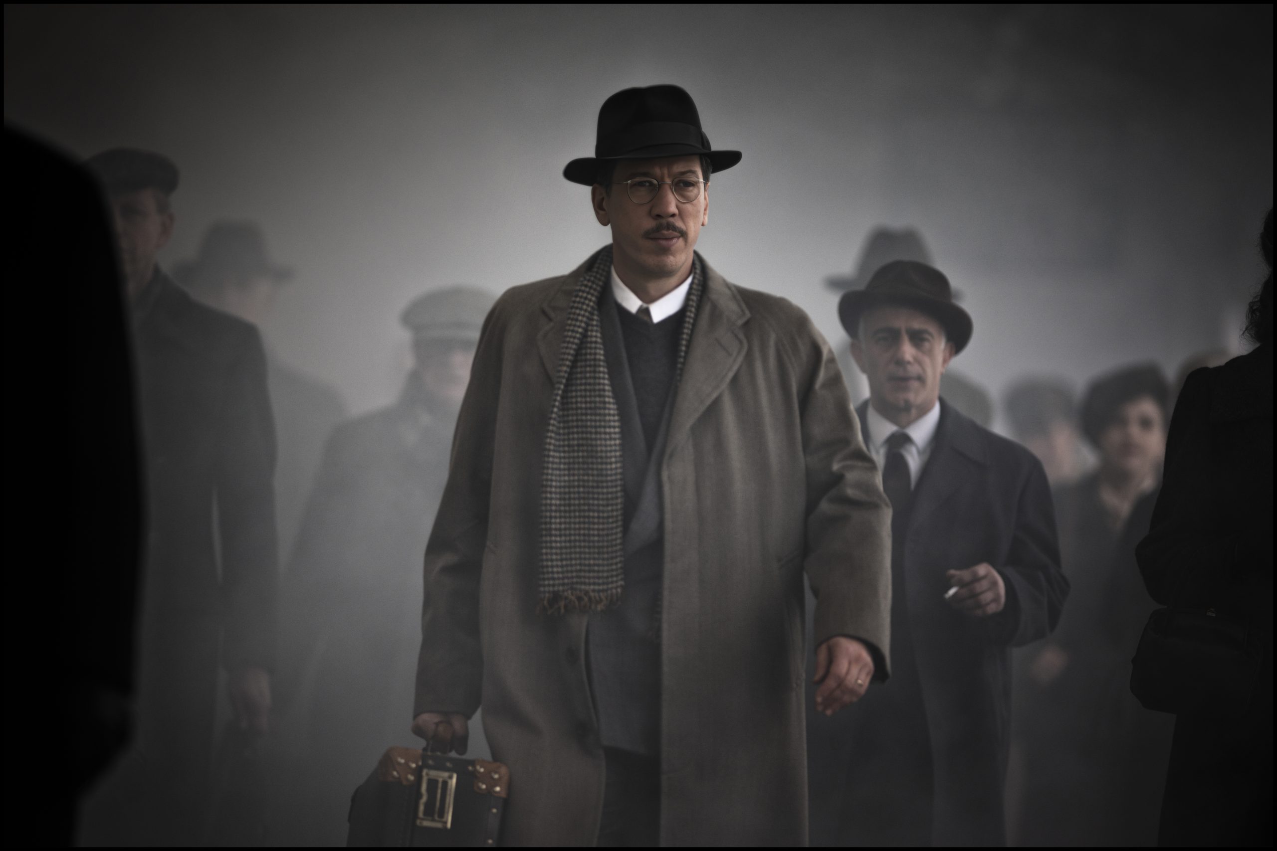 Póster de la película El gran falsificador, con la figura de un hombre en primer plano